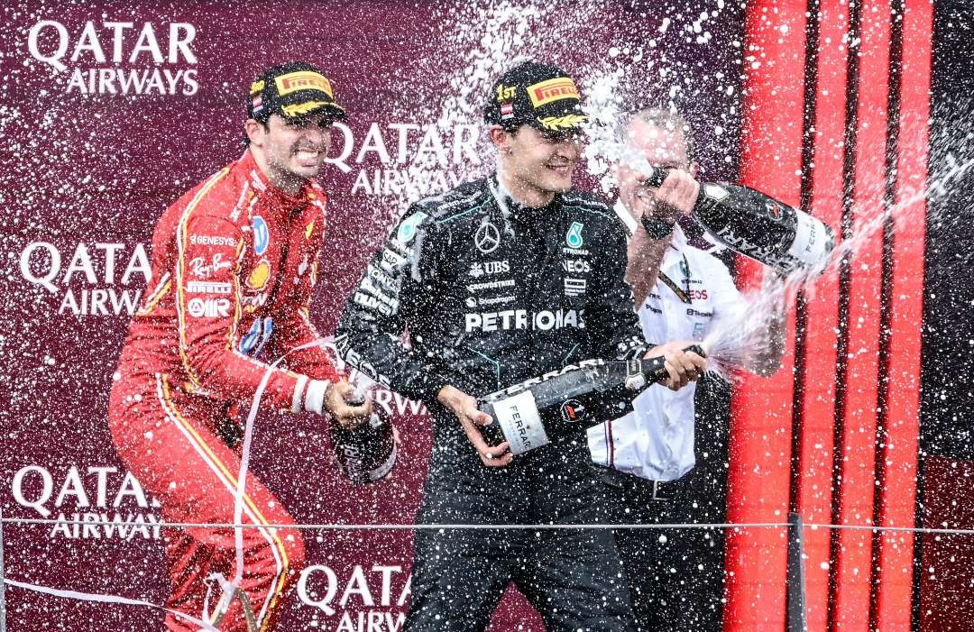 Pembalap Mercedes AMG Petronas, George Russell (tengah) pemenang seri Austria, Minggu 30 Juni 2024. (Foto: X F1)