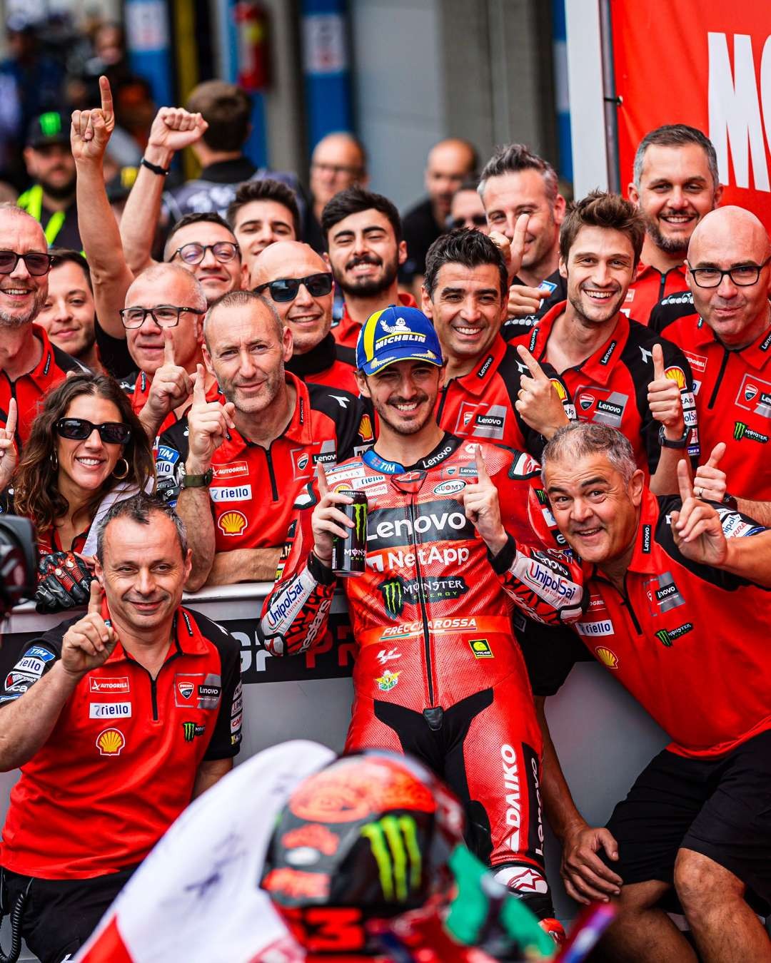 Francesco Bagnaia (Pecco) bersama tim merayakan kemenangan di MotoGP Belanda, Minggu 30 Juni 2024. (Foto: X MotoGP)
