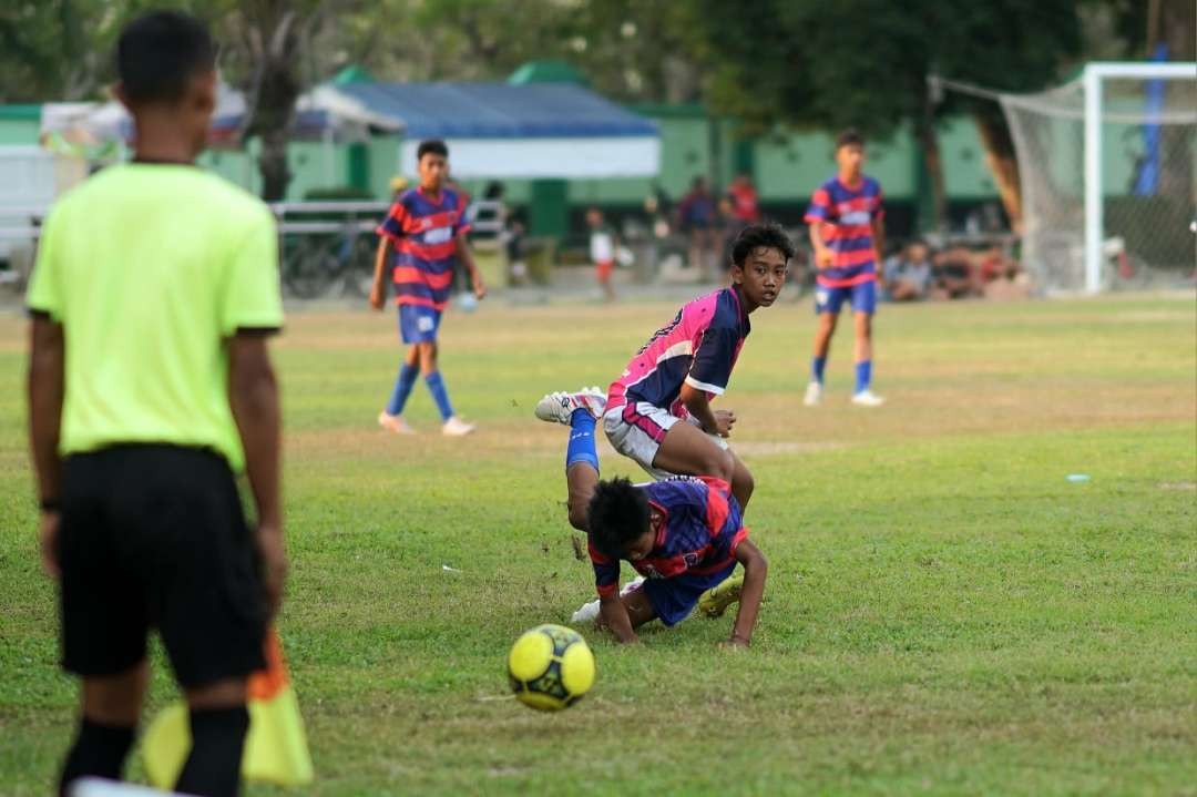 Tim Jatim 2 Surabaya dan Jatim 5 Madiun beradu keterampilan menggiring bola ke gawang lawan dalam perebutan juara Indonesia Youth Football Festival 2024. (Foto: dok. kominfo)