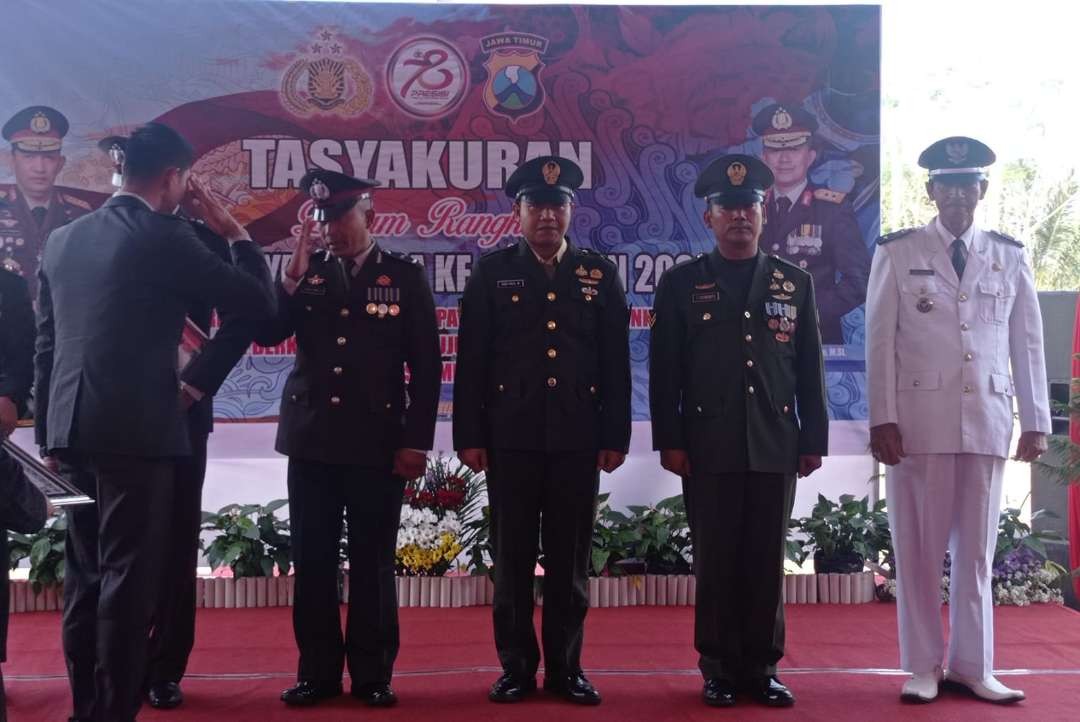 Kapolres Jember AKBP Bayu Pratama Gubunagi saat memberikan penghargaan kepada anggota Polri, Kades, dan TNI yang telah membantu tugas polisi (Foto: Rusdi/Ngopibareng.id)