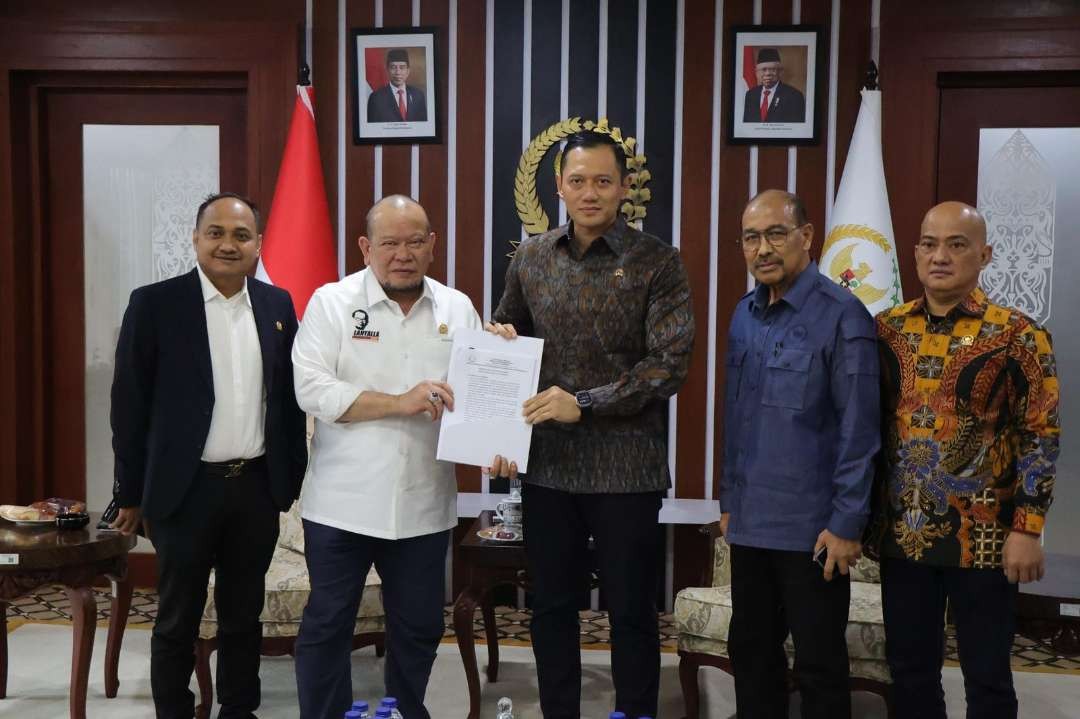 Ketua DPD RI AA LaNyalla Mahmud Mattalitti mengingatkan Menteri ATR/BPN Agus Harimurti Yudhoyono soal penyelesaian Surat Ijo di Surabaya. (Foto: Tim Media LaNyalla)