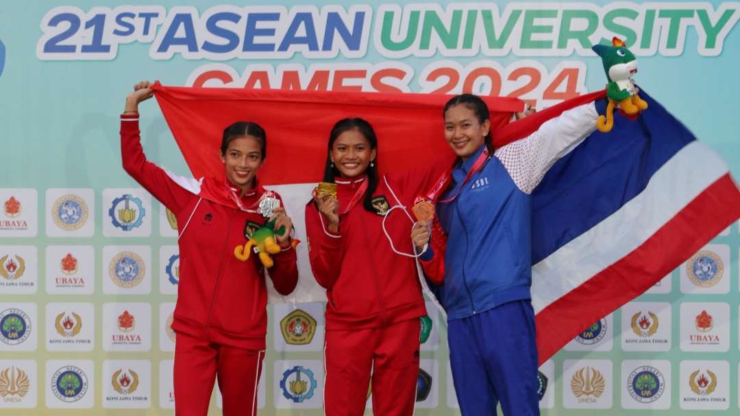 Atlet Mahasiswa Indonesia, Diva Renata Jayadi (tengah) tampil sebagai pemenang pada perlombaan lompat galah Asean University Games (AUG) 2024 di Lapangan Unesa, Surabaya, Selasa 2 Juli 2024. (Foto: Fariz Yarbo/Ngopibareng.id)