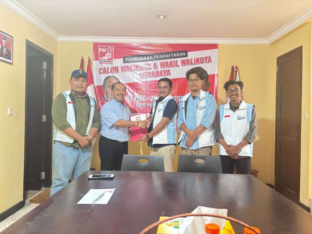 Perwakilan tim relawan Hendy Setiono saat mengambil formulir pendaftaran sebagai bacawali Surabaya di Kantor DPD PSI Kota Surabaya. (Foto: Istimewa)