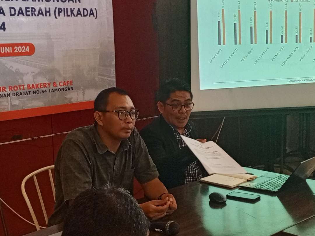 Direktur Indopol Survey, Ratno Sulistyanto saat membeberkan hasil survei. (Foto: Imron Rosidi/Ngopibareng.id)i