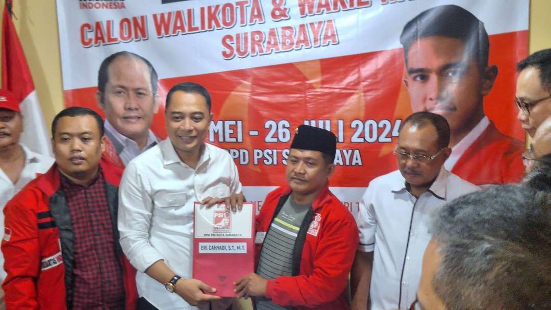Walikota Surabaya Eri Cahyadi saat mendaftar sebagai bakal calon walikota kepada DPD PSI Kota Surabaya, 29 Mei 2024 silam. (Foto: Julianus Palermo/Ngopibareng.id)
