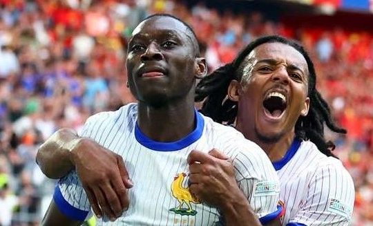 Randal Kolo Muani menjadi pahlawan Prancis karena sepakannya yang terdefleksi Jan Vertonghen membuat Prancis menang 1-0 atas Belgia