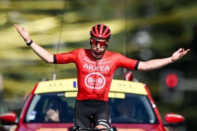 Kevin Vauquelin (Arkea-B&B Hotels) yang memenangkan Tour de France etape 2 secara emosional. (Foto: Istimewa)