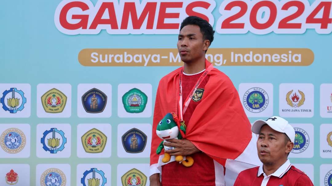 Pelari Indonesia, Lalu Muhammad Zohri meraih medali emas atletik nomor 100 M putra pada Asean University Games (AUG) 2024 di Lapangan Atletik Unesa, Surabaya, Selasa 2 Juli 2024. (Foto: Fariz Yarbo/Ngopibareng.id)