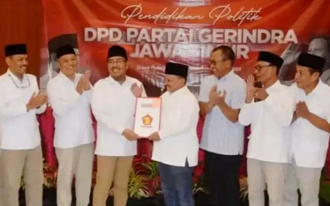 Bupati Situbondo, Karna Suswandi saat menerima surat rekomendasi DPP Gerindra di Surabaya. Ia dan Wabup Khoirani sebagai bacabup-bacawabup pada Pilkada Situbondo 2024. (Foto: Humas Gerindra Situbondo)