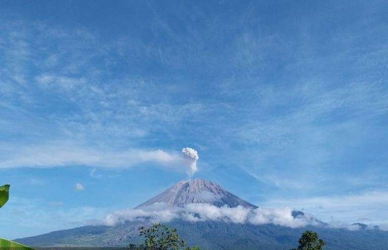 Gunung Semeru alami peningkatan erupsi dan guguran lava. (Foto: X PVMBG)