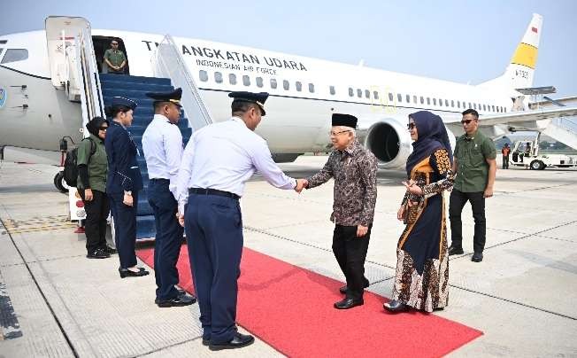 Wapres KH Ma'ruf Amin Bersama Ibu Wury akan berangkat ke Surabaya dari Lanud TNI AU Halim Perdayakusuma Jakarta Timur (Foto: Setwapres)