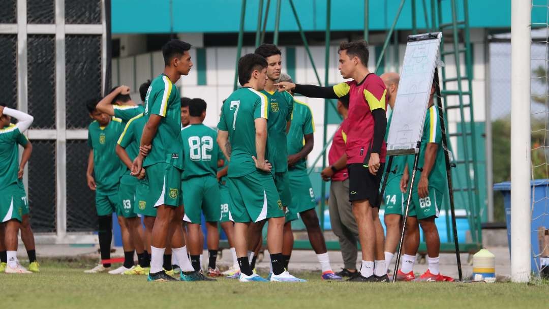Pelatih Persebaya, Paul Munster saat memberi instruksi dalam latihan. (Foto: Fariz Yarbo/Ngopibareng.id)