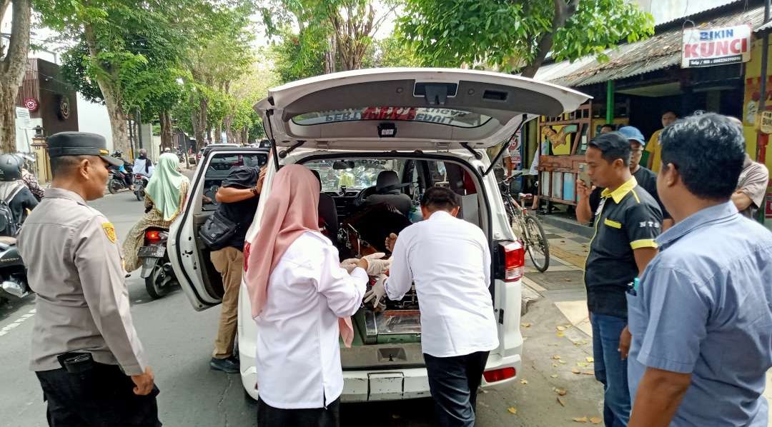 Proses evakuasi tukang becak yang meninggal dunia mendadak di Kabupaten Tuban (Khoirul Huda/Ngopibareng.id)