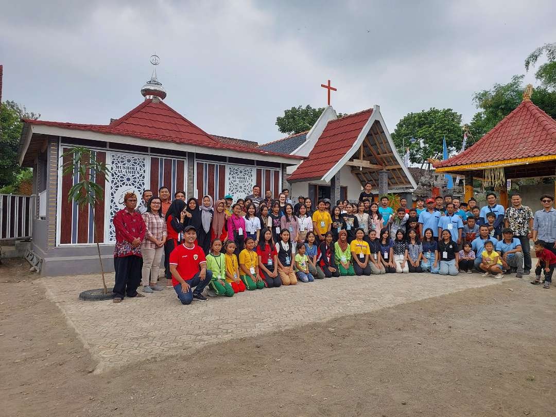 SDN Besowo 2 Kecamatan Kepung, Kediri bisa dibilang sekolah unik dan menarik karena memiliki tiga tempat ibadah yang berbeda sekaligus. (Foto: Istimewa)