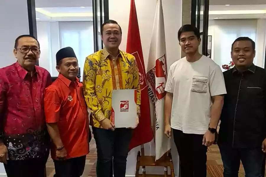 Ketua Projo Jatim sekaligus politikus Golkar, Bayu Airlangga (batik kuning), saat menerima langsung surat tugas sebagai Bakal Calon Walikota Surabaya dari Ketua Umum PSI Kaesang Pangarep. (Foto: DPD PSI Kota Surabaya)