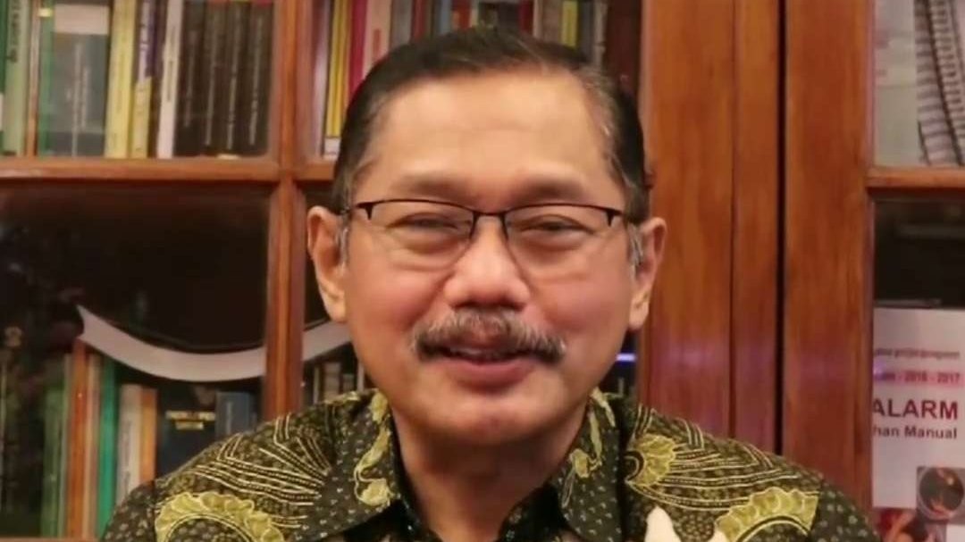 Dekan Fakultas Kedokteran Universitas Airlangga (Unair) Prof Budi Santoso, akrab disapa Prof BUS, diberhentikan dari jabatannya per Rabu, 3 Juli 2024. (Foto: Istimewa)