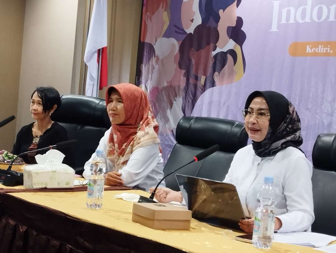Weti Deswiyati dari BNPT bersama Kabid Perempuan dan Anak FKPT Jatim Hj Faridatul Hanum dalam Smart Bangsaku di Kediri. (Foto:adi/ngopibareng.id)