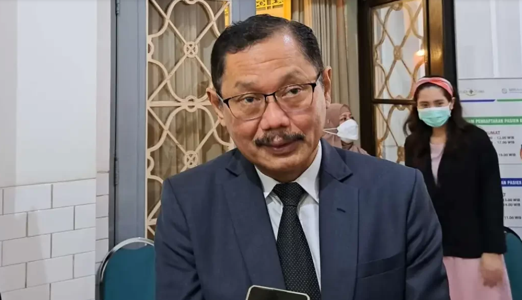 Dekan Fakultas Kedokteran Universitas Airlangga (Unair) Surabaya, Profesor Budi Santoso, dipecat dari jabatannya, Rabu 3 Juli 2024. (Foto: Dok. Ngopibareng.id)