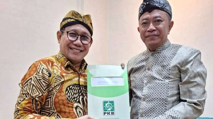 Ketua DPW PKB Jatim, Abdul Halim Iskandar menyerahkan SK DPP PKB Penetapan Bacabup Bondowoso kepada KH Abdul Hamid Wahid (kanan). (Foto: Dokumentasi Humas PKB Bondowoso)