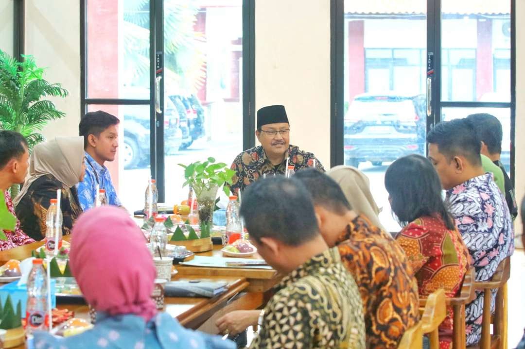 Walikota Pasuruan Saifullah Yusuf (Gus Ipul) menyambut langsung kedatangan Tim Verifikator Program Kampung Iklim (Proklim) Tahun 2024 dari Kementerian Lingkungan Hidup dan Kehutanan (LHK). (Foto: Pemkot Pasuruan)