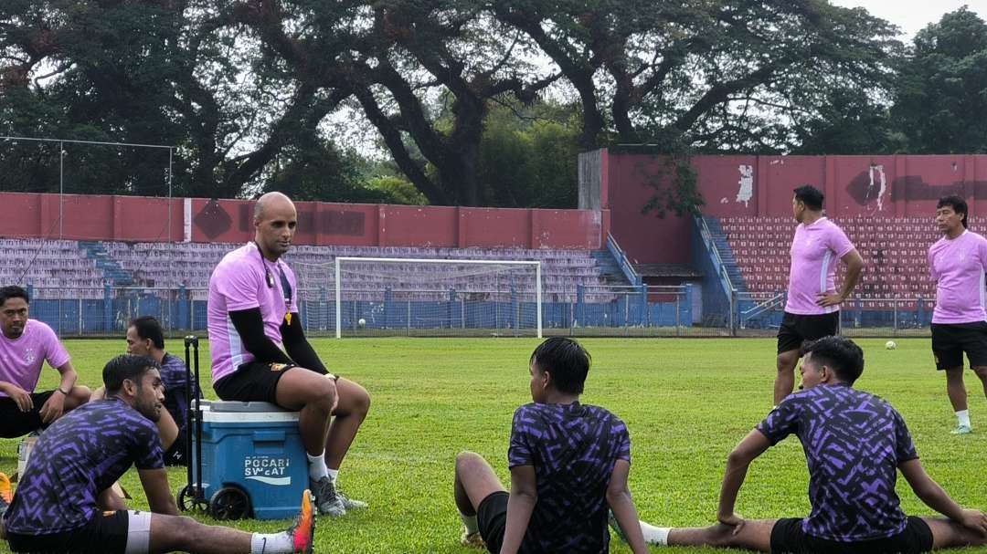 Para pemain Persik mendengarkan instruksi asisten pelatih, Victor Tinoco. (Foto: Fendhy Lesmana/Ngopibareng.id)