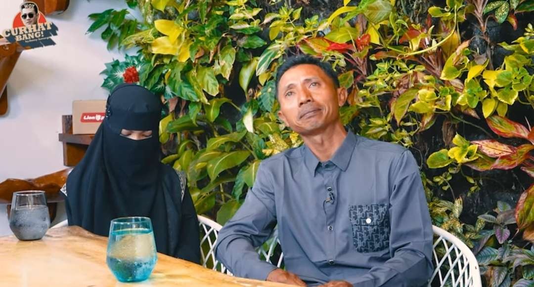 Mat Rokim dan putrinya, PL, menceritakan soal pernikahan siri oknum pengasuh pondok pesantren (ponpes) di Lumajang tanpa izin dan wali ayah kandung. (Foto: YouTube Denny Sumargo)