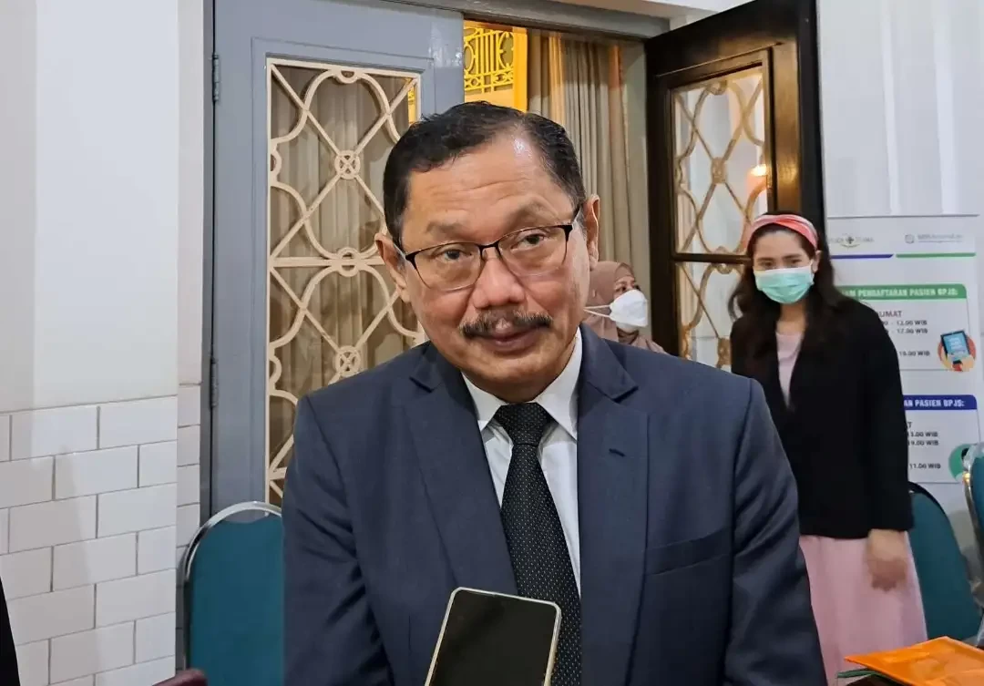 Dekan Fakultas Kedokteran Universitas Airlangga, Prof. Dr. dr. Budi Santoso, yang telah diberhentikan dari jabatannya sebagai dekan oleh Rektorat Unair. (Foto: Dok. Ngopibareng.id)